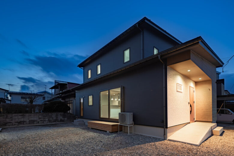 ネイビー×ホワイト×木目のモダンなお家