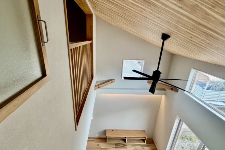 勾配天井×吹き抜けリビングの家