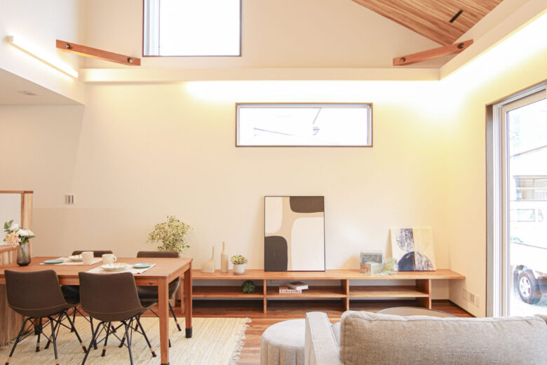 開放感あふれる勾配天井の家